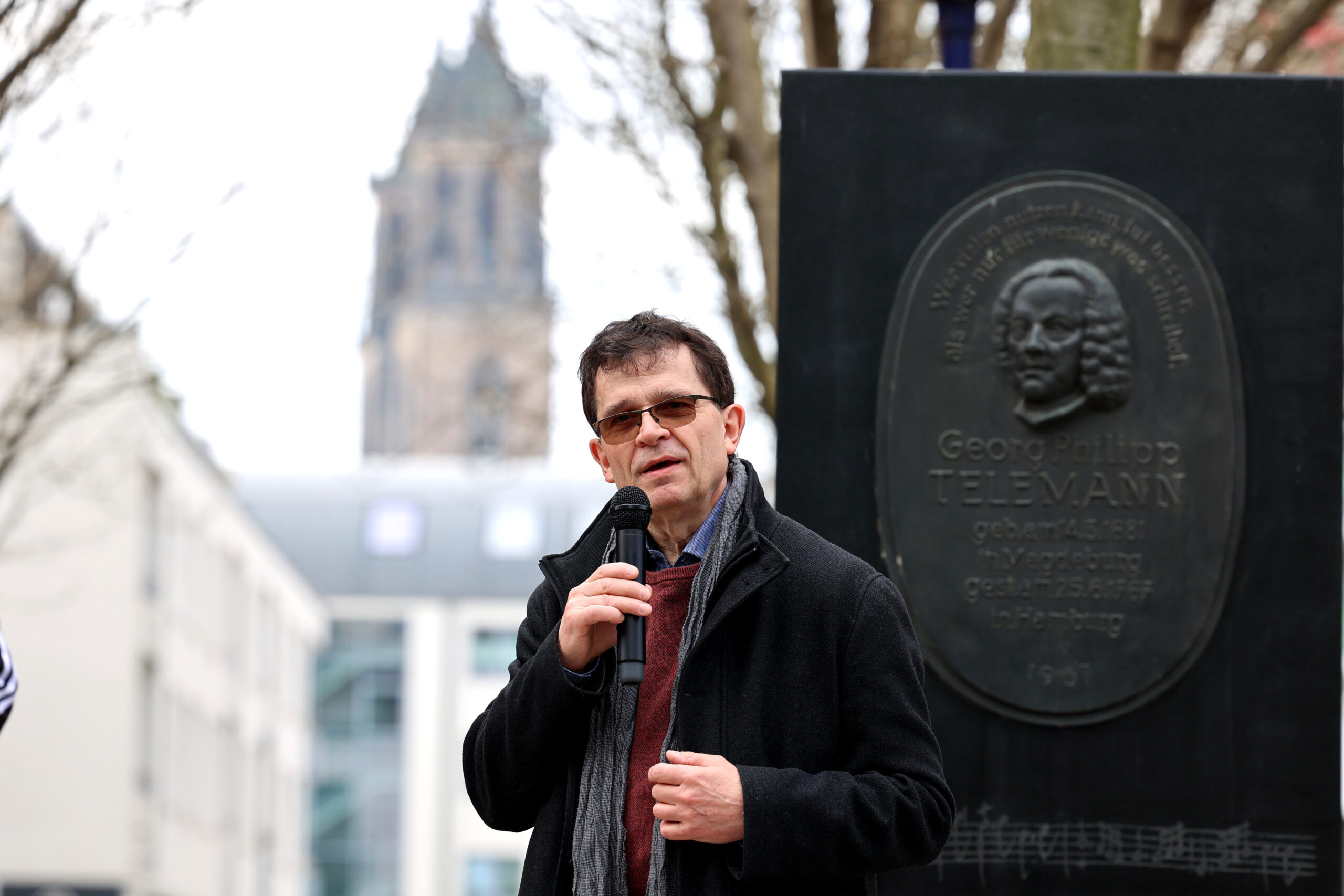 14.03.2024 Sachsen Anhalt Magdeburg
Dr. Carsten Lange ,Direktor Telemann-Zentrum Magdeburg

Geburtstagsständchen für Telemann in Magdeburg
Unter dem Titel „Happy Birthday Telemann!“ . In der Goldschmiedebrücke/ Ecke Regierungsstraße spielt am Telemann-Denkmal dann das Magdeburger Blechbläserensemble.
Der in Magdeburg geborene und aufgewachsene Georg Philipp Telemann – einer der wichtigen Komponisten der Barockzeit – wurde vor 342 Jahren geboren.

Telemann-Stele Goldschmiedebrücke/ Ecke Regierungsstraße .Veranstaltung anlässlich des Geburtstages von Georg Philipp Telemann
Telemann Woche Musik Komponist 
26. Magdeburger Telemann-Festtage: „Trendsetter. Georg Philipp Telemann und Reinhard Keiser“
8. bis 17. März 2024 in Telemanns Geburtsstadt
Georg Philipp Telemann und Reinhard Keiser waren prägende Komponisten ihrer Zeit. Sie dominierten zunächst nacheinander, später auch gemeinsam den Spielbetrieb der Hamburger Oper und nahmen immensen Einfluss auf das Musikleben. Mit ihren Kompositionen setzten sie Trends, die für eine Blütezeit des Musiklebens in Hamburg sorgten und weit über die Elbmetropole ausstrahlten. Telemann-Festtage Magdeburg
Die gegenseitige Wertschätzung beider Komponisten vermitteln überlieferte Kompositionen und auch ein Sonett Telemanns auf Keiser. Es liegt nahe, im Jahr des 350. Geburtstages von Reinhard Keiser den Fokus auf diese musikalischen Trendsetter zu richten.

Copyrigth Peter Gercke, 
Foto Honorarpflichtig auch für Internet