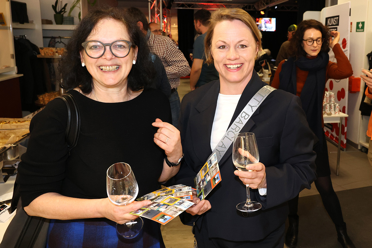 21.03.2024 Sachsen Anhalt Magdeburg

Auftakt-Event für die 10. KUNST/MITTE (22. bis 25.08.2024) in Magdeburg 

KUNST/MITTE-Atmosphare Androas Zilor und Liska Schwermer  Funko maschueren axtue Aroonen in garonnter
Anna Gobelund Uiska Schweresunke
Stan Kona FOIm a roa Besonanz
Farbe Saite schon vorbei
KUNST/MITTE o.V..
Brote Woo 1194
39104 Magdeburg
(KOMPAKT Medienzentrum)
KUND
MITTE
22.-25.08.2024
KUNST/MITTE.
die Mitteleutsche Messe für zeitgenössische Kunst in Magdeburg wid in diesem Jahr zum 10. Mal (22. bis 25. August 2024) stattenden.
Aus diesem Anlass möchten die Mrgieder des KUNST/MITTE e.V.
Freunde und Förderer der Messe zu einer Auftakt- und
Kunstbegegnung einladen.
Andreas Ziller, ein Künstler, der seit 10 Jahren ausstelt, zeigt neue Werke Der Vorsitzende des Vereins, Prof. Or. Christian Antz wird sich vorsteien und Sie gern am Vereinssitz, im KOMPAKT Medienzentrum begrüßen.
Ihr KUNST/MITTE-Team


Copyrigth Peter Gercke, 
Foto Honorarpflichtig auch für Internet