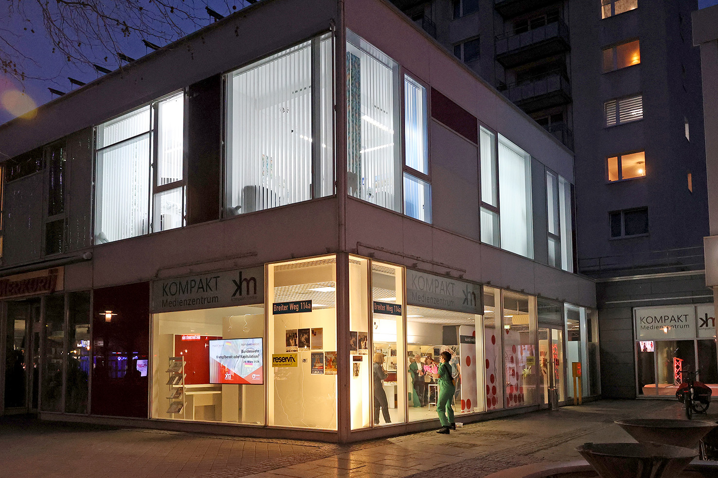21.03.2024 Sachsen Anhalt Magdeburg

Auftakt-Event für die 10. KUNST/MITTE (22. bis 25.08.2024) in Magdeburg 

KUNST/MITTE-Atmosphare Androas Zilor und Liska Schwermer  Funko maschueren axtue Aroonen in garonnter
Anna Gobelund Uiska Schweresunke
Stan Kona FOIm a roa Besonanz
Farbe Saite schon vorbei
KUNST/MITTE o.V..
Brote Woo 1194
39104 Magdeburg
(KOMPAKT Medienzentrum)
KUND
MITTE
22.-25.08.2024
KUNST/MITTE.
die Mitteleutsche Messe für zeitgenössische Kunst in Magdeburg wid in diesem Jahr zum 10. Mal (22. bis 25. August 2024) stattenden.
Aus diesem Anlass möchten die Mrgieder des KUNST/MITTE e.V.
Freunde und Förderer der Messe zu einer Auftakt- und
Kunstbegegnung einladen.
Andreas Ziller, ein Künstler, der seit 10 Jahren ausstelt, zeigt neue Werke Der Vorsitzende des Vereins, Prof. Or. Christian Antz wird sich vorsteien und Sie gern am Vereinssitz, im KOMPAKT Medienzentrum begrüßen.
Ihr KUNST/MITTE-Team


Copyrigth Peter Gercke, 
Foto Honorarpflichtig auch für Internet