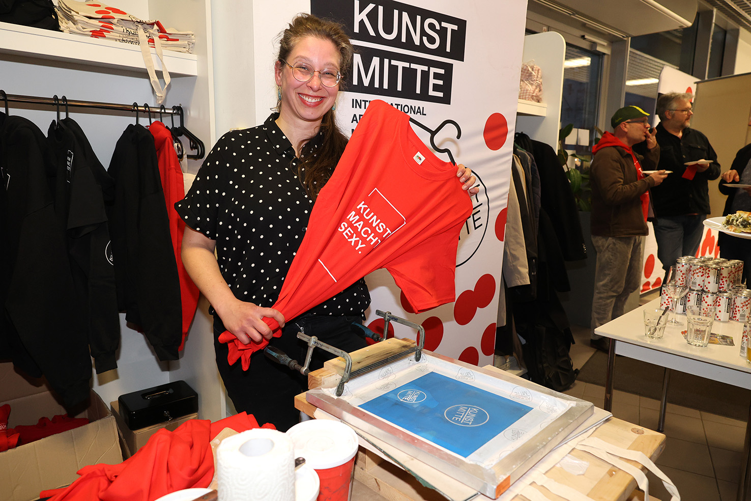 21.03.2024 Sachsen Anhalt Magdeburg

Auftakt-Event für die 10. KUNST/MITTE (22. bis 25.08.2024) in Magdeburg 

KUNST/MITTE-Atmosphare Androas Zilor und Liska Schwermer  Funko maschueren axtue Aroonen in garonnter
Anna Gobelund Uiska Schweresunke
Stan Kona FOIm a roa Besonanz
Farbe Saite schon vorbei
KUNST/MITTE o.V..
Brote Woo 1194
39104 Magdeburg
(KOMPAKT Medienzentrum)
KUND
MITTE
22.-25.08.2024
KUNST/MITTE.
die Mitteleutsche Messe für zeitgenössische Kunst in Magdeburg wid in diesem Jahr zum 10. Mal (22. bis 25. August 2024) stattenden.
Aus diesem Anlass möchten die Mrgieder des KUNST/MITTE e.V.
Freunde und Förderer der Messe zu einer Auftakt- und
Kunstbegegnung einladen.
Andreas Ziller, ein Künstler, der seit 10 Jahren ausstelt, zeigt neue Werke Der Vorsitzende des Vereins, Prof. Or. Christian Antz wird sich vorsteien und Sie gern am Vereinssitz, im KOMPAKT Medienzentrum begrüßen.
Ihr KUNST/MITTE-Team


Copyrigth Peter Gercke, 
Foto Honorarpflichtig auch für Internet