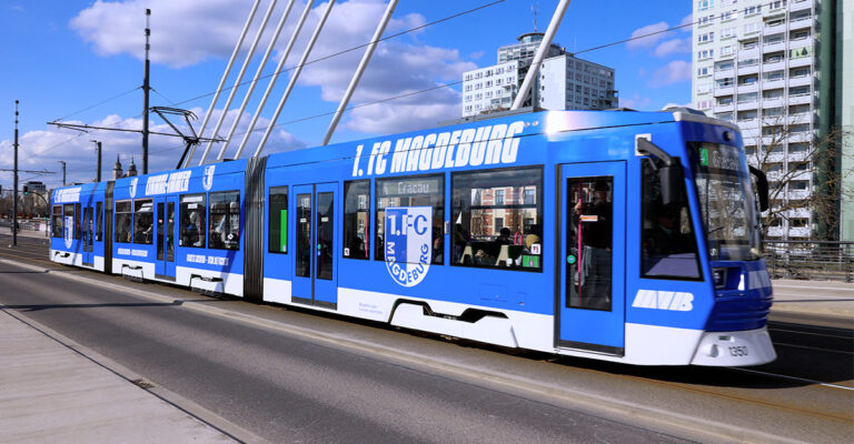 Fußballstars hautnah: Autogrammstunde mit FCM-Profis in der Straßenbahn